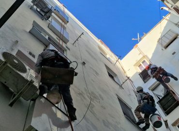 obrero realizando trabajos verticales en fachada de edificio en Madrid